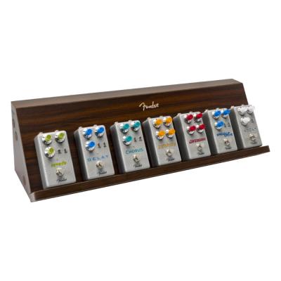Fender フェンダー Deluxe Wooden Pedal Shelf エフェクターペダル用ディスプレイシェルフ 使用例画像1