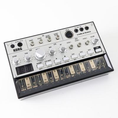 【中古】 コルグ ボルカ ベース KORG volca bass アナログベースマシン オシレーター 本体画像 斜め 2