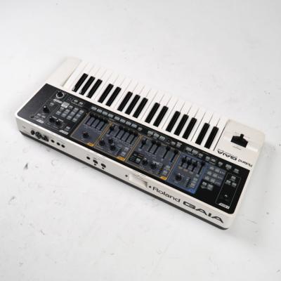 【中古】 ROLAND GAIA SH-01 シンセサイザー 斜めアングル画像