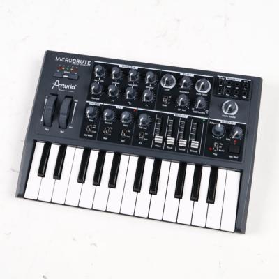 【中古】 アナログシンセ ARTURIA MICROBRUTE 斜めアングル画像