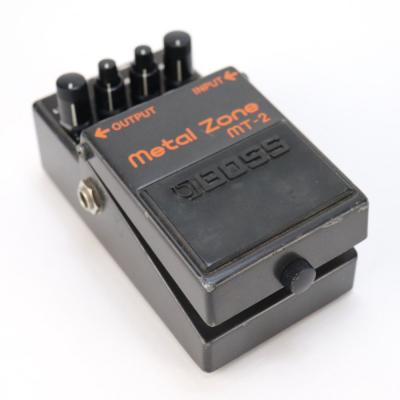 【中古】メタルゾーン エフェクター BOSS MT-2 Metal Zone ボス ギターエフェクター 斜めアングル画像