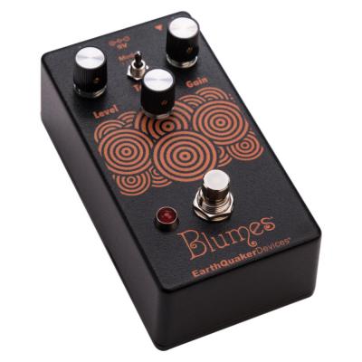 EarthQuaker Devices アースクエイカーデバイセス EQD Blumes Black Amber 限定カラー ベース用オーバードライブ 左斜めアングル画像
