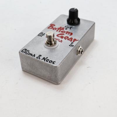 【中古】クリーンブースター エフェクター Akima&Neos Bottom Gear ベースエフェクター ブースター U.K.製ムラード・ゲルマニウムトランジスタ搭載 側面