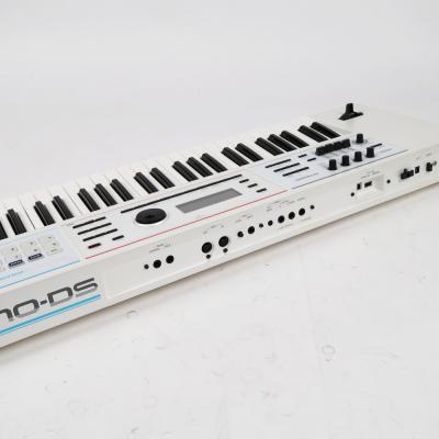 【中古】 シンセサイザー ROLAND JUNO-DS61 W 側面