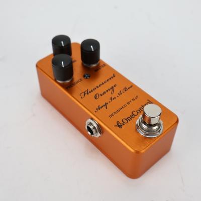 【中古】 One Control FLUORESCENT ORANGE AIAB Amp In A Box 旧デザイン オーバードライブ ギターエフェクター out側サイド