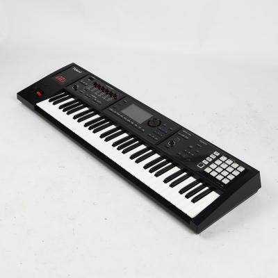【中古】 ROLAND FA-06 Music Workstation シンセサイザー 全体