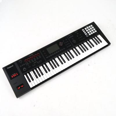 【中古】 ROLAND FA-06 Music Workstation シンセサイザー 斜めアングル画像
