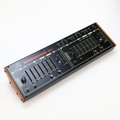 【中古】 シンセサイザー パーカッションシンセ BEHRINGER SYNCUSSION SY-1 ベリンガー シンカッション 本体画像 斜め