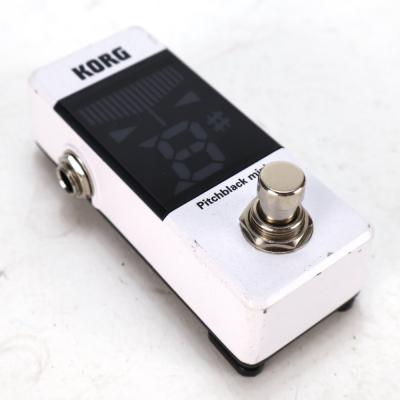 【中古】 チューナー コルグ ピッチブラックミニ KORG PB-MINI White PITCHBLACK mini ホワイト ペダルチューナー コルグ ピッチブラックミニ 斜めアングル画像