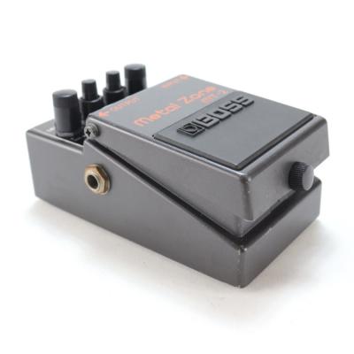 【中古】メタルゾーン エフェクター BOSS MT-2 Metal Zone ボス ギターエフェクター 斜めアングル画像
