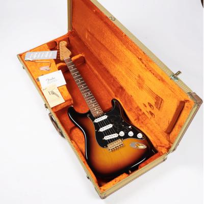 【中古】 エレキギター Fender Stevie Ray Vaughan Stratocaster Pau Ferro Fingerboard 3-Color Sunburst 2006年製 フェンダー スティーヴィー・レイヴォーン ストラトキャスター パーフェロー指板 ケース