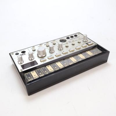 【中古】 コルグ ボルカ ベース KORG volca bass アナログベースマシン 本体画像 斜め 2