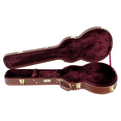 内装は落ち着いたワインレッドカラー