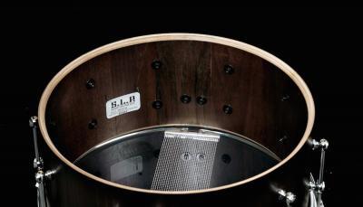 芯のあるアタック感と豊かな胴 鳴りのウォルナットシェルを厚めに 成型し、安定感のある響きを獲得