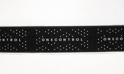 上級グレードのマジックテープに One Control ロゴをプリント