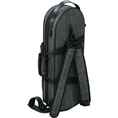 付属のショルダーストラップを利用すれば、斜め掛け、リュックタイプでの使用も可能。更に410x185x25mm の外側ポケットを搭載