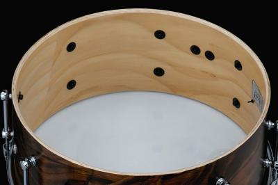 アコースティックギターのトップ材として使われることの多い、スプルースをシェル材に使用