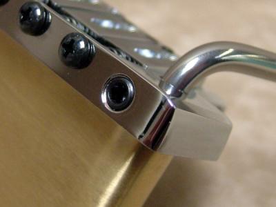 アームのブレをなくし、遊びのないアーミングを実現するナイロンスリーブ・ロック。太径のネジの使用で安定感も抜群。アームそのものはネジ込み式のため、微妙な高さ調整も可能。