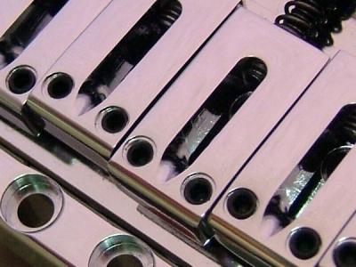 コマは高精度のブラス削り出し。音にツヤを出す為の選択。