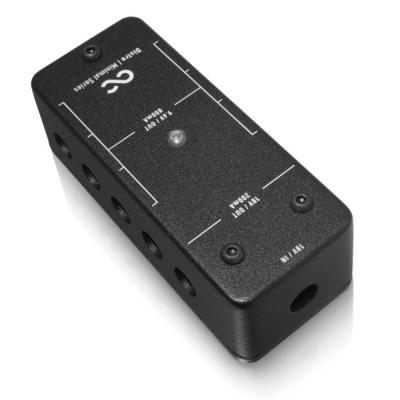 2つのセンターマイナスDC18V出力端子を装備