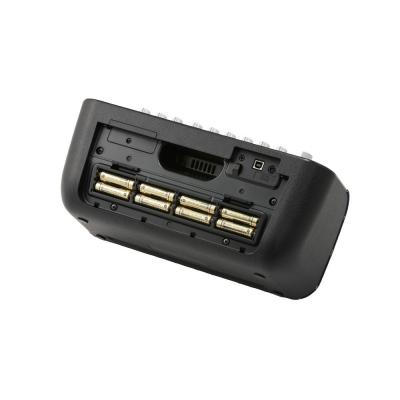 単3形乾電池8本で、連続8時間駆動。