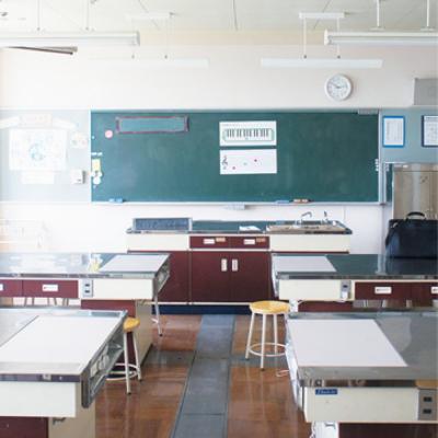 幅700mmの大判サイズで教室の後ろからもしっかり見えます。