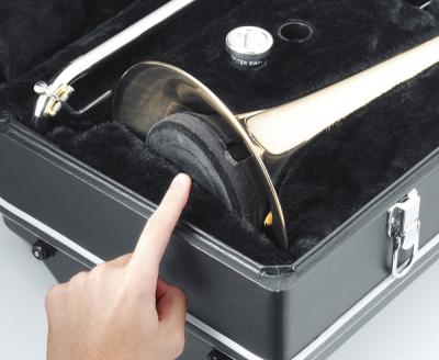 折り畳んだ後は楽器のベル部に収納できます。