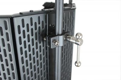 背面に2つのクランプを設けマイクスタンド等のポール状のスタンドにしっかりと固定出来るため安定感があります。