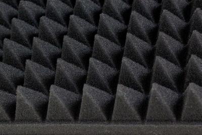 吸音性の高い凹凸のあるフォームを採用。