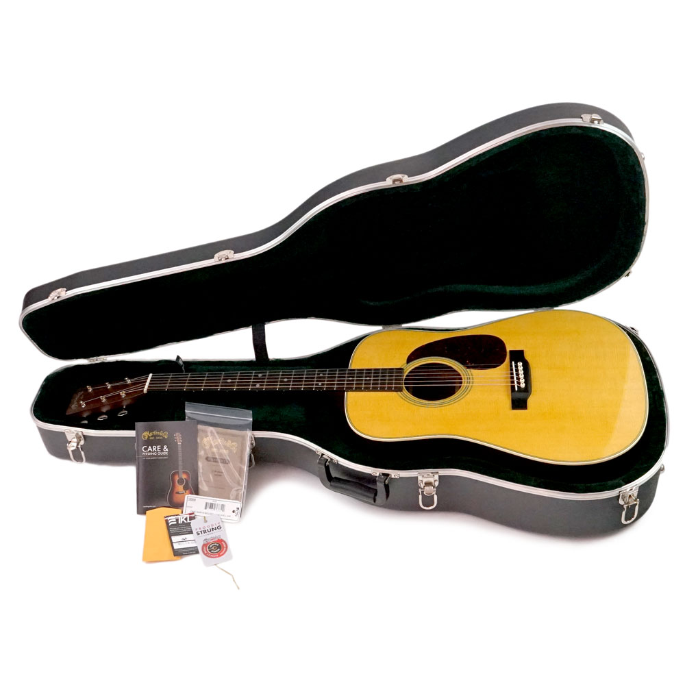 MARTIN D-28 Standard (2017) 正規輸入品 アコースティックギター 付属ケースに収納した状態