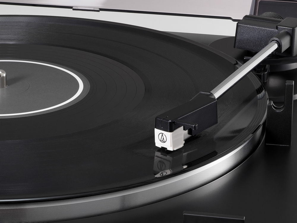 AUDIO-TECHNICA(オーディオテクニカ) AT-LP60XBT GBK ターンテーブル Bluetooth対応 ワイヤレスモデル レコード再生時イメージ