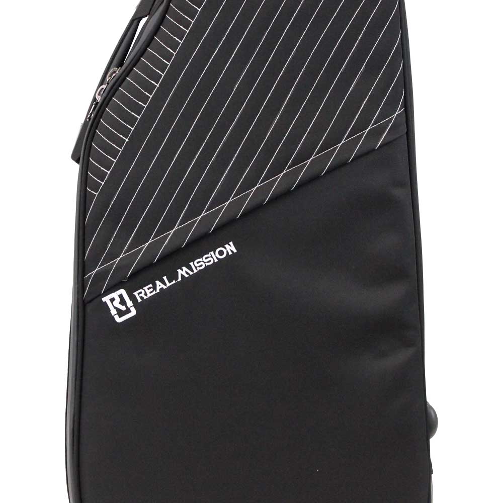 REAL MISSION(リアルミッション) Iris06-B 防水 エレキベースケース・ギグケース 正面下部には小物収納用のポケットを装備・ロゴが刺繍されています