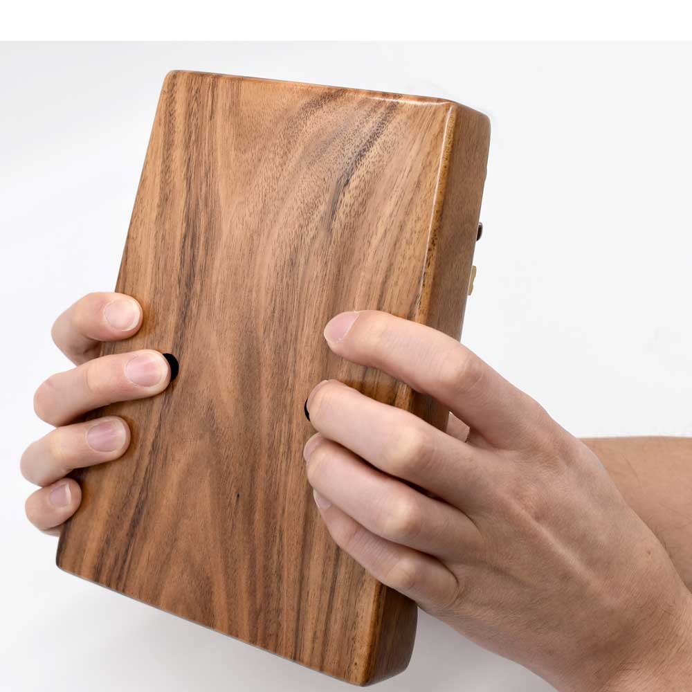 ONETONE OTKL-03/KOA コア材採用 カリンバ 17Keys フィガーピアノ 手に持った画像