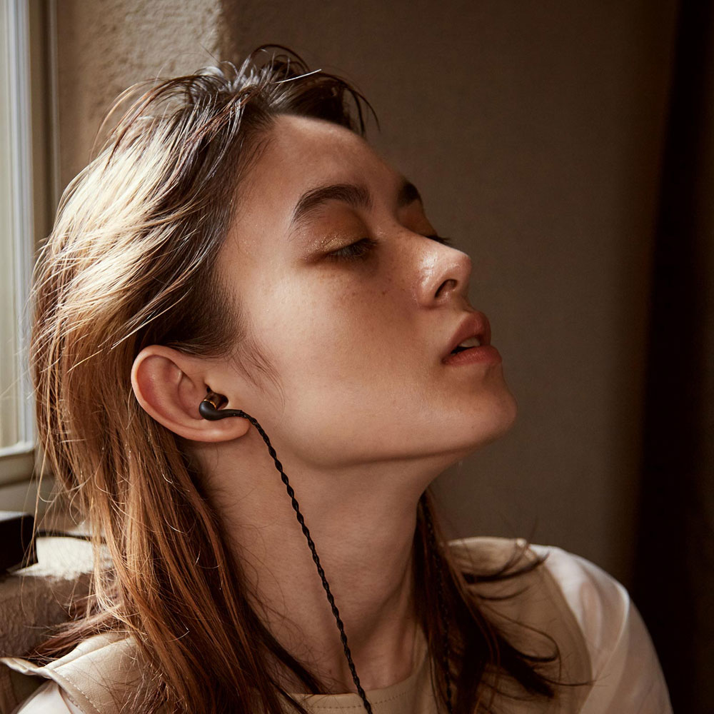 NUARL NX3-BM NX3 HDSS ハイレゾ対応 カナル型イヤホン 装着イメージ