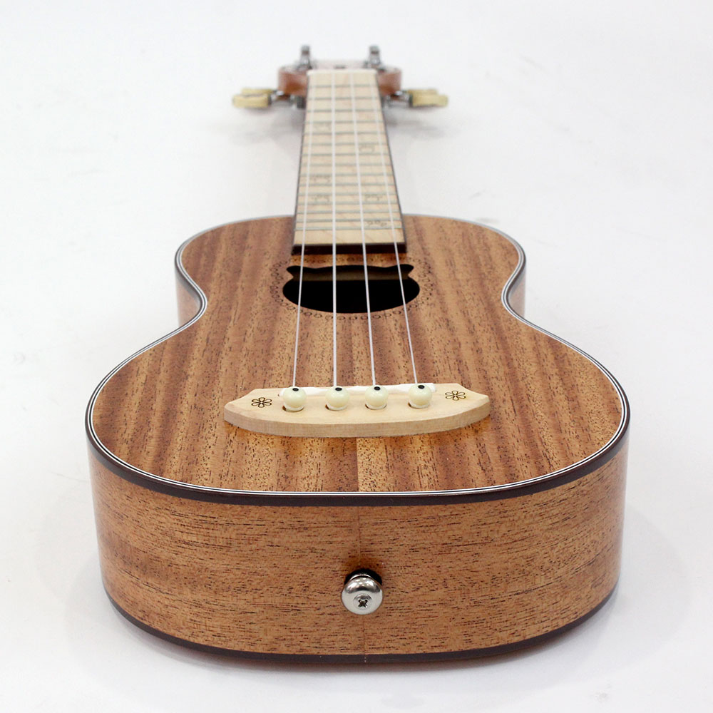 Bearlele NEKO-UKU-S ネコウク ソプラノウクレレ ベアレレ 下からのアングル画像 ストラップピン部