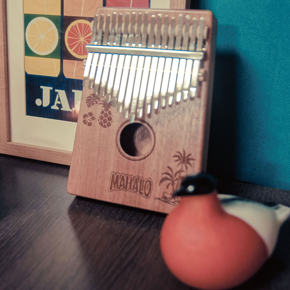 MAHALO M-KALIMBA HWI ハワイデザイン カリンバ マハロ 斜めからのアングル
