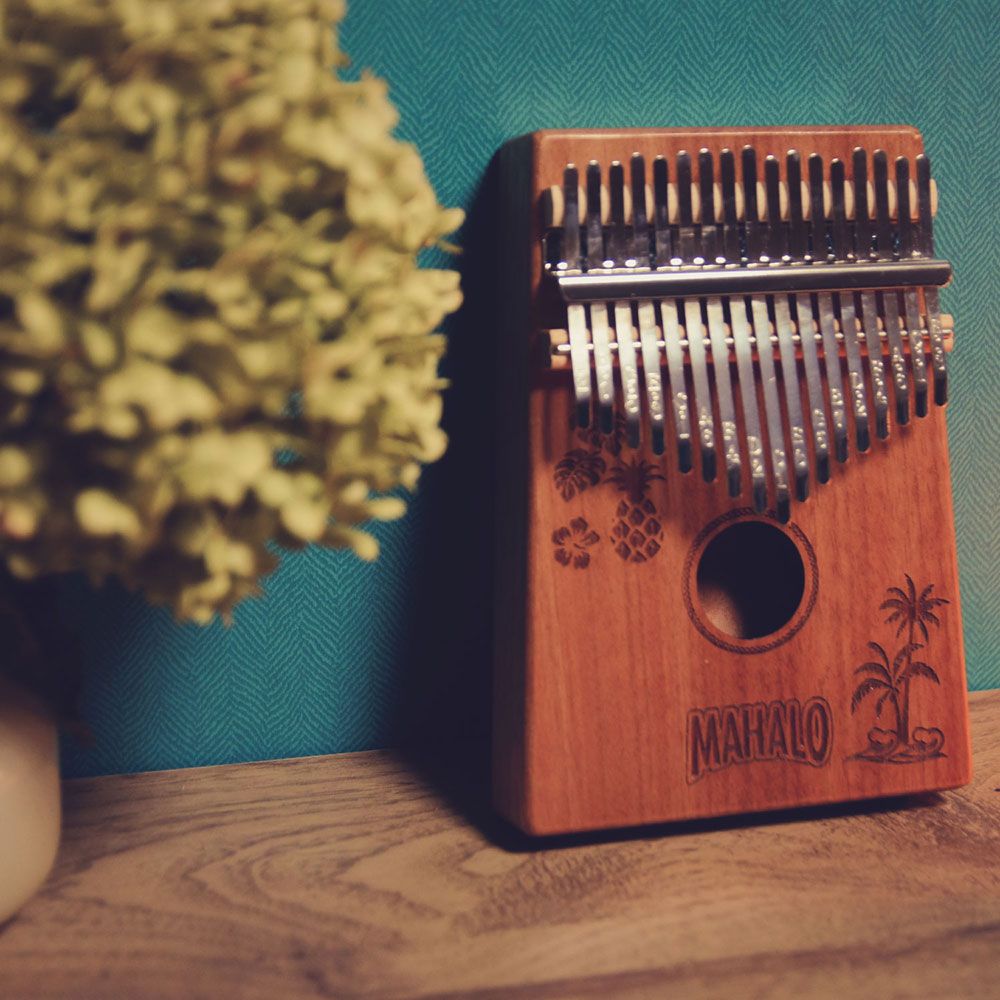 MAHALO M-KALIMBA HWI ハワイデザイン カリンバ マハロ 斜めからのアングル