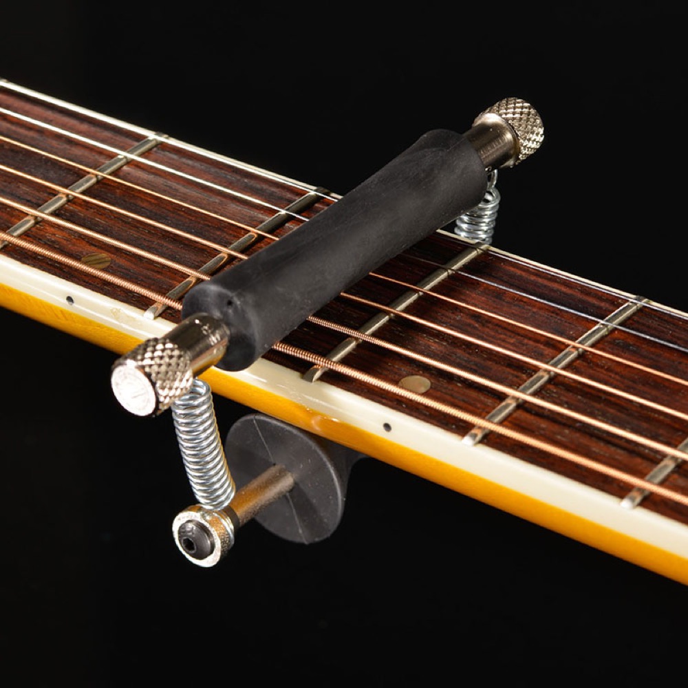 Greg Bennett Glider The Rolling Capo GL-1 ギターカポタスト グレッグ ベネット ギターにグライダーカポを装着した画像