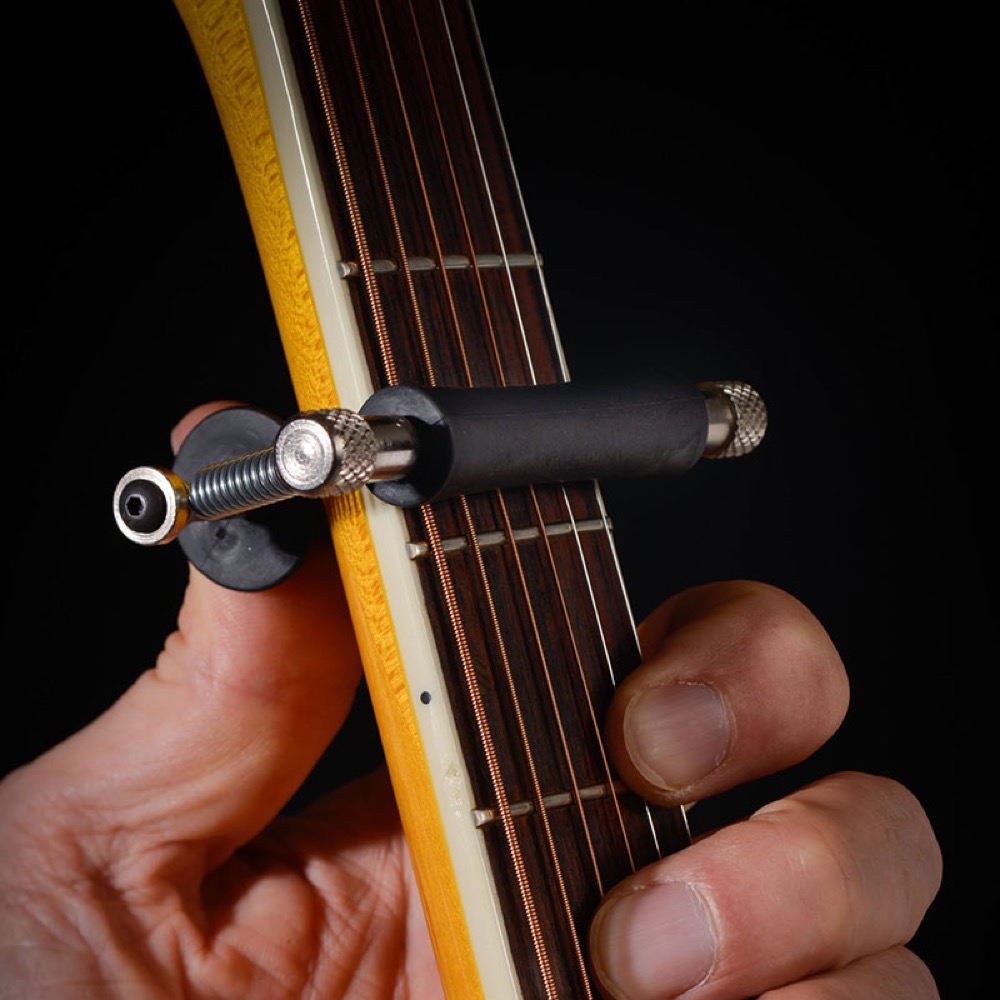 Greg Bennett Glider The Rolling Capo GL-1 ギターカポタスト グレッグ ベネット ギターにグライダーカポを装着した画像