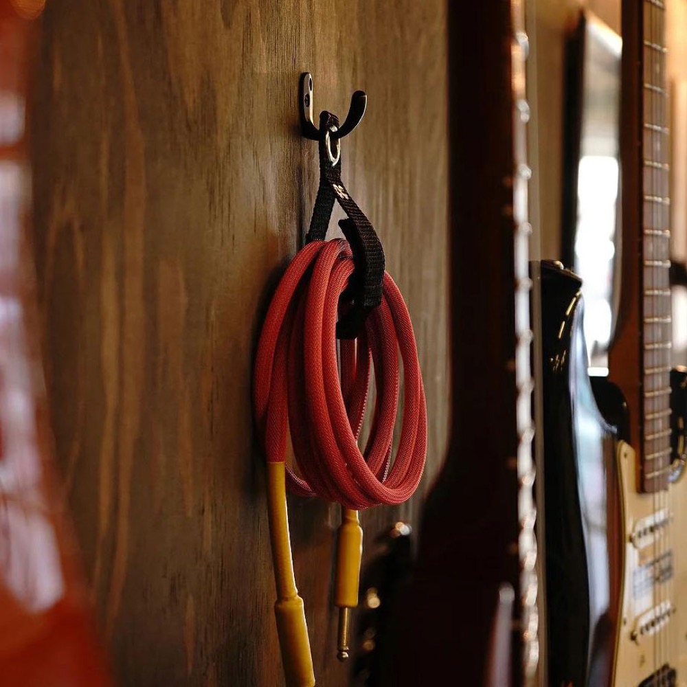 One Control Cable Hang ONE ケーブルタイ 壁にかけて使用した画像