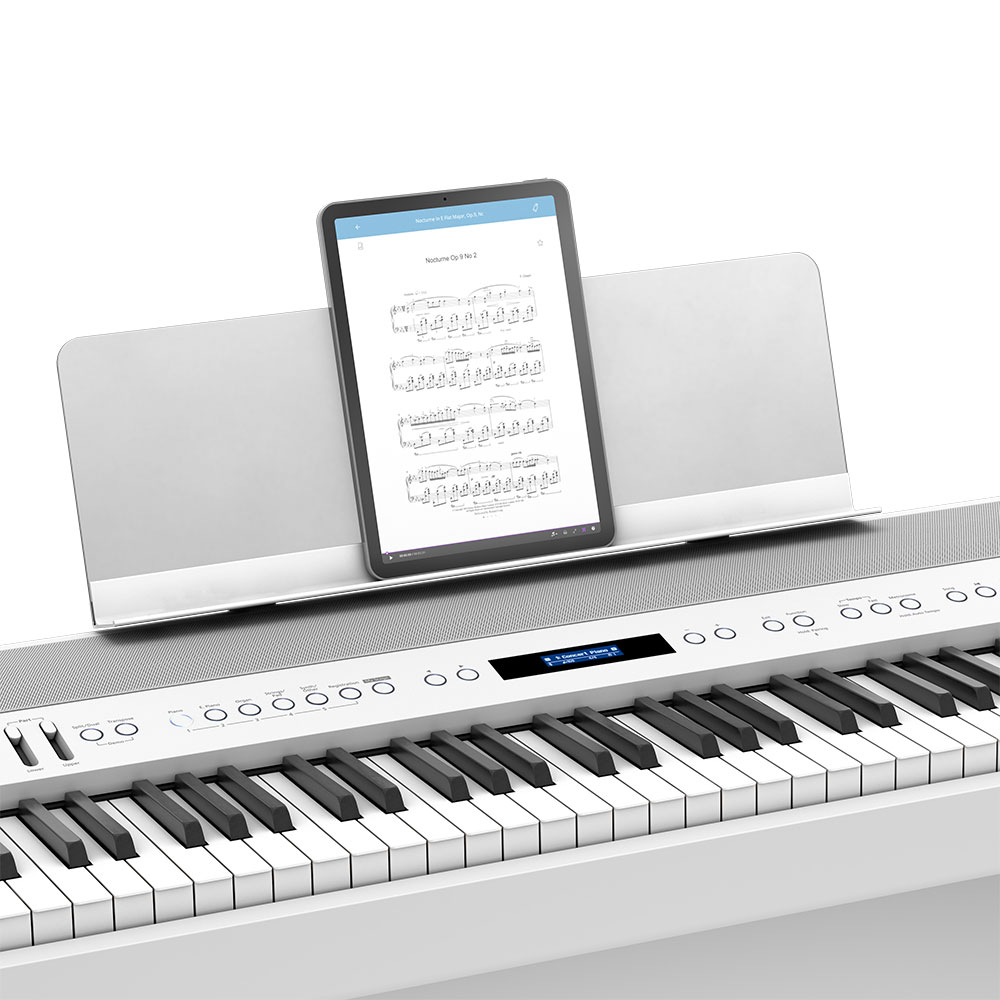 ROLAND FP-90X-WH Digital Piano ホワイト デジタルピアノ ローランド 電子ピアノ 88鍵 譜面台にタブレットを置いた画像