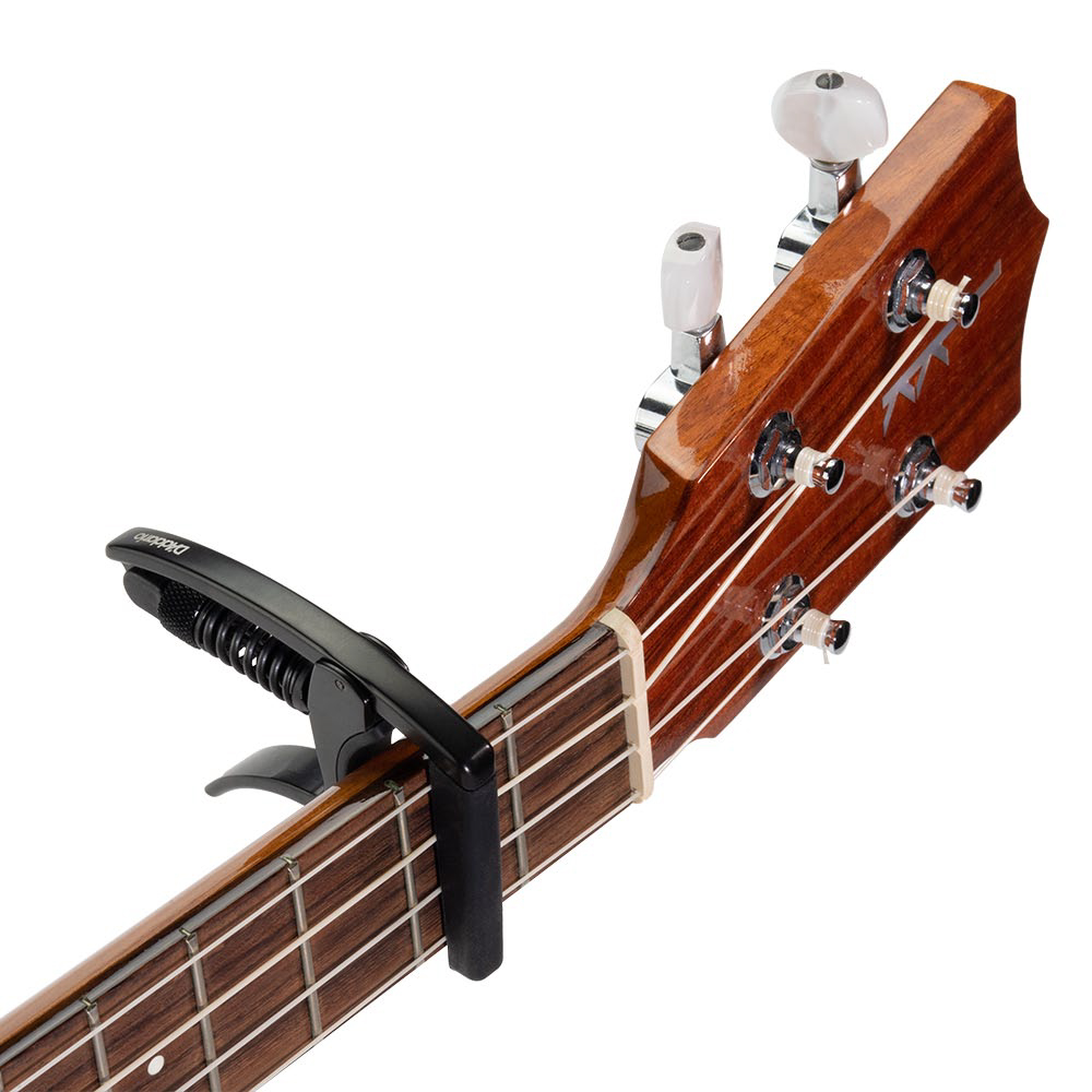 Planet Waves by D’Addario PW-CP-20 Tri-Action Ukulele Capo ウクレレカポ ウクレレ装着イメージ画像