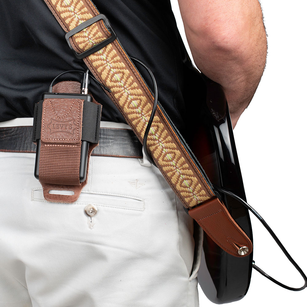 LEVY’S MM14-BRN Wireless Pack Holders トランスミッターホルダー 使用例