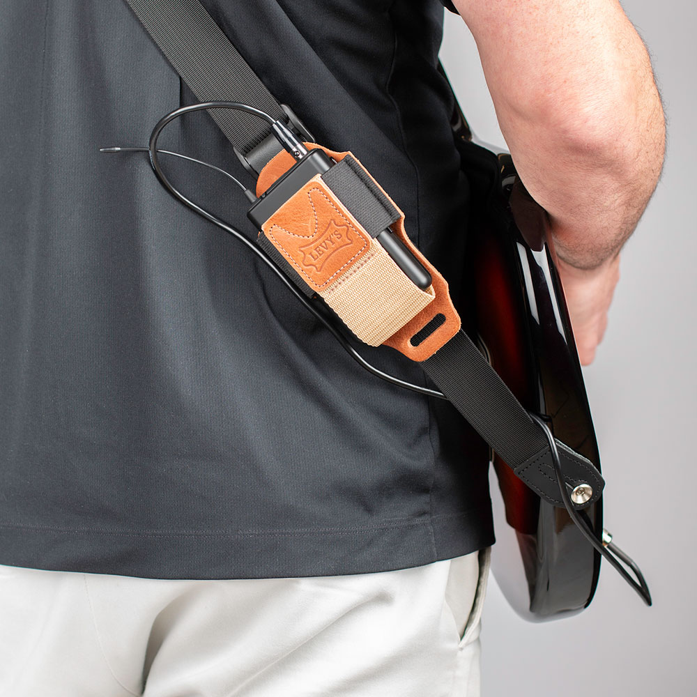 LEVY’S MM14-TAN Wireless Pack Holders トランスミッターホルダー 使用例