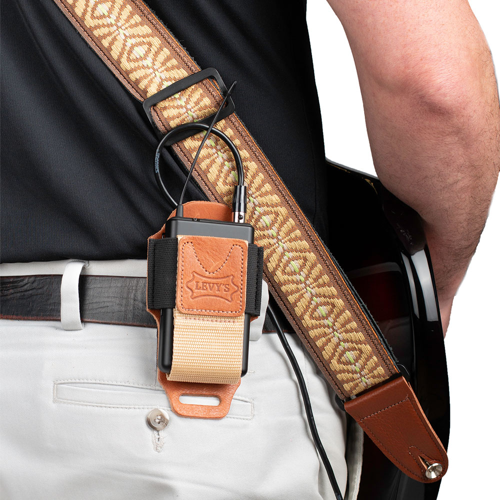 LEVY’S MM14-TAN Wireless Pack Holders トランスミッターホルダー 使用例