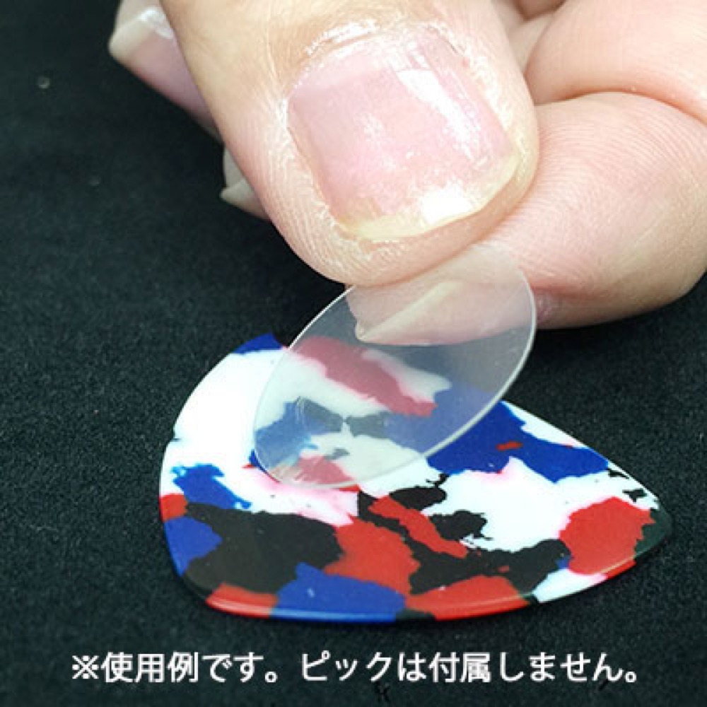 momiji music PICK STICK ピックスティック ピック用滑り止めシール 50枚入り モミジミュージック ピックに滑り止めシールを貼っている画像。