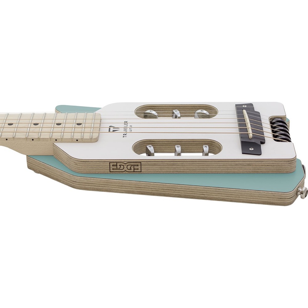 TRAVELER GUITAR Ultra-Light EDGE Blue and White (WBU) トラベルギター In-Body Tuning System: ボディー中央にマシンヘッドを配置することで、非常にコンパクトなヘッドレスデザインを実現