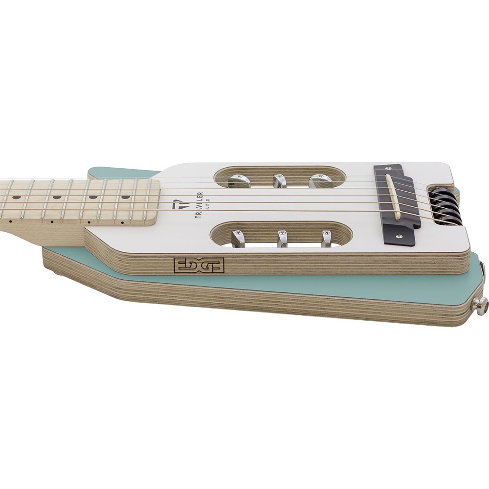 TRAVELER GUITAR Ultra-Light EDGE Blue and White (WBU) トラベルギター In-Body Tuning System: ボディー中央にマシンヘッドを配置することで、非常にコンパクトなヘッドレスデザインを実現