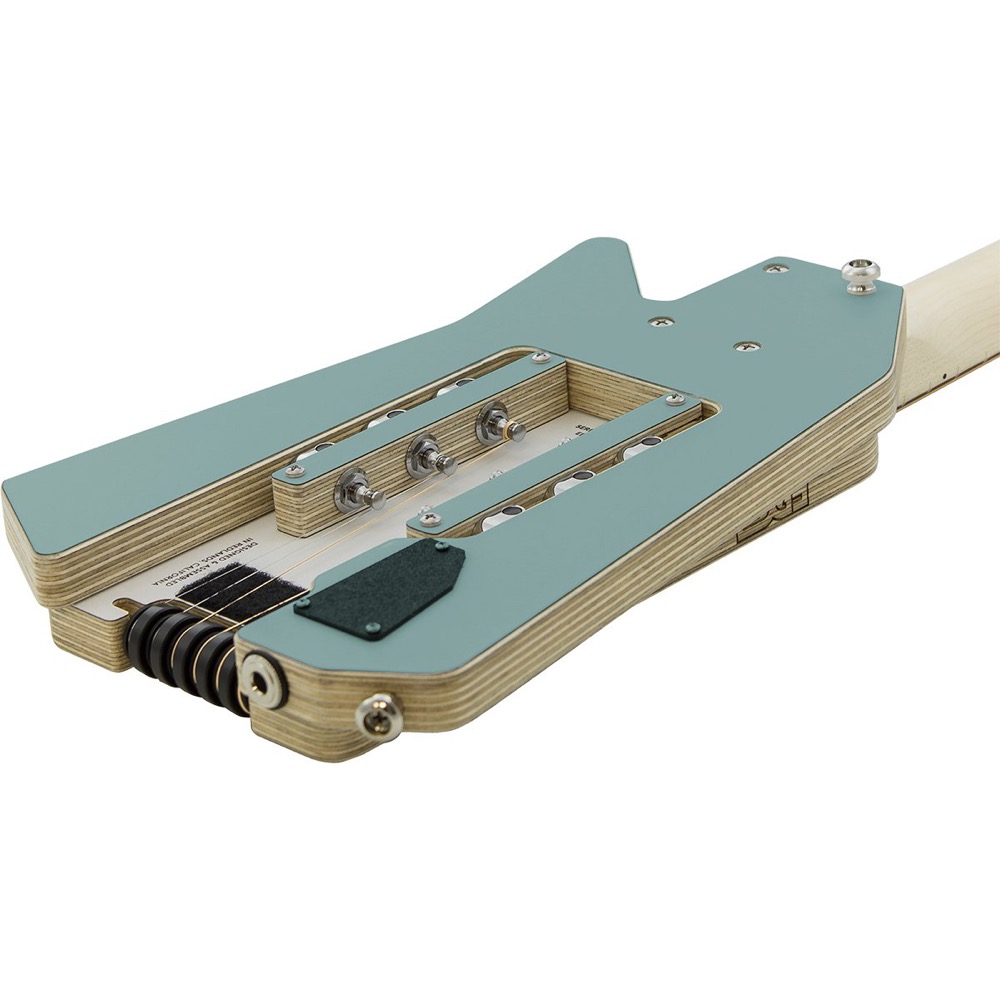 TRAVELER GUITAR Ultra-Light EDGE Blue and White (WBU) トラベルギター ボディに使用しているPionite (パイオナイト) は表面に耐久性の高いラミネートを施したプライウッドで、通常のギターの塗装よりも表面の耐久性がありながら内部は木材ですので、ギターらしい音響特性も保たれています