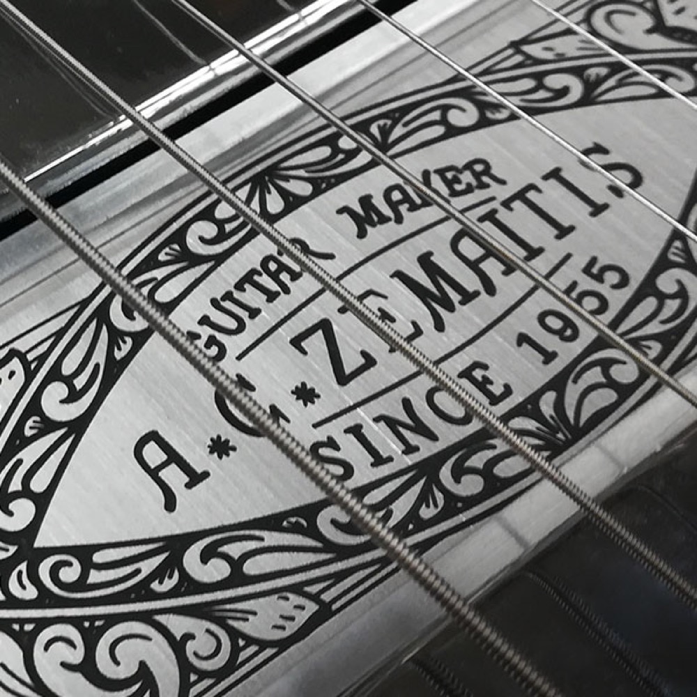 ZEMAITIS MFG-AC-24 BK Black エレキギター ゼマティス 2つのピックアップの間には、「A.C.ZEMAITIS SINCE 1955」の文字が彫金されている
